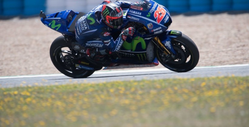 Виньялес победил во Франции, Росси упал на последнем круге - MotoGP