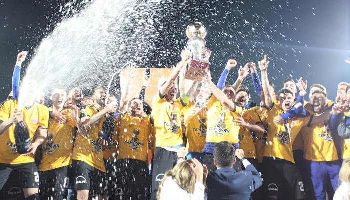 Вииторул Георге Хаджи впервые стал чемпионом Румынии - Футбол