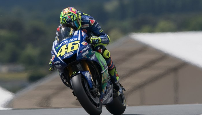 Росси попал в больницу после падения на тренировке - MotoGP