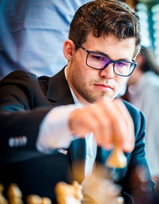 Вот он, уверенный в себе и опасный Карлсен, chess24.com