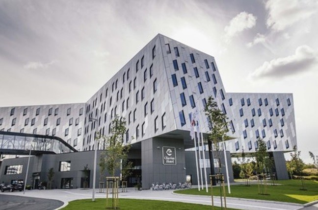 Замысловатые формы здания отеля, где пройдут первые 6 туро, egongadearchitecture.com