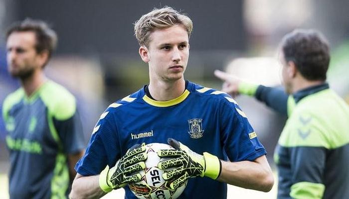 Штутгарт интересуется вратарем сборной Дании Ренновом - Kicker - Чемпионат Германии