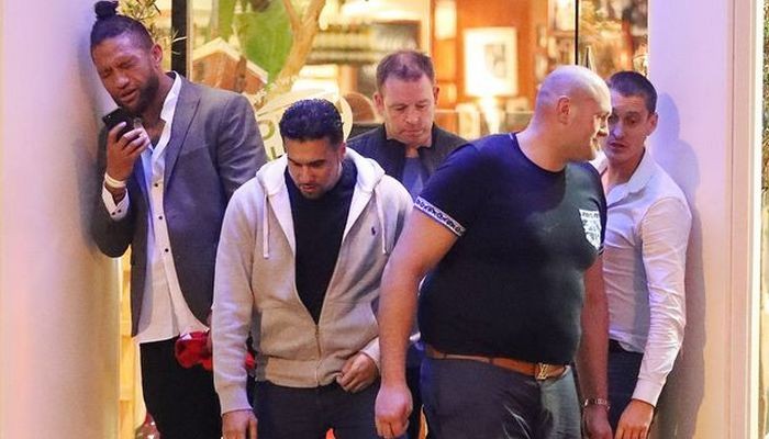 Полуголый Фьюри предал родственника и станцевал хаку - Другая сторона