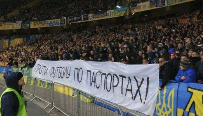 Фаны на матче сборной продолжили протест против именных билетов - Чемпионат мира-2018