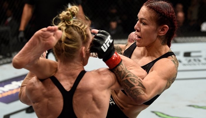 UFC 219. Киборг остановила Холм, Нурмагомедов разгромил Барбозу - MMA