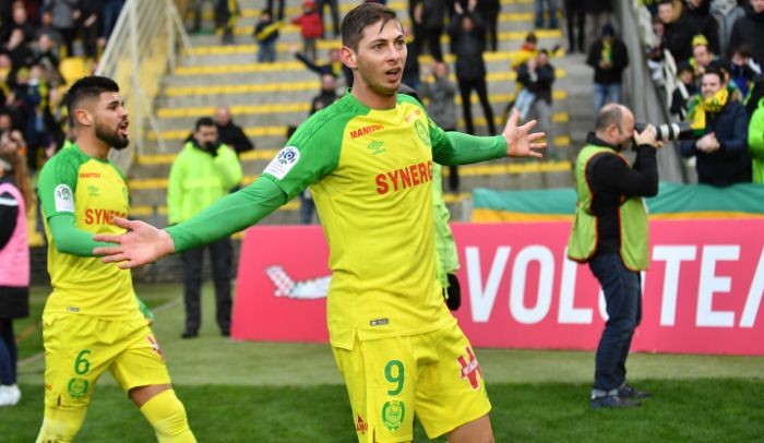 Самолет с Эмилиано Салой пропал. Шансов на спасение почти нет - Чемпионат Англии