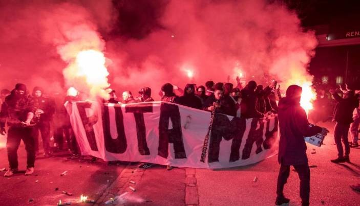 Фанаты ПСЖ мешали спать игрокам Реала в Париже, взрывая пиротехнику - Другая сторона