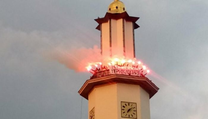 Ультрас Прикарпатья зажгли фаеры на городской ратуше - Вторая лига Украины