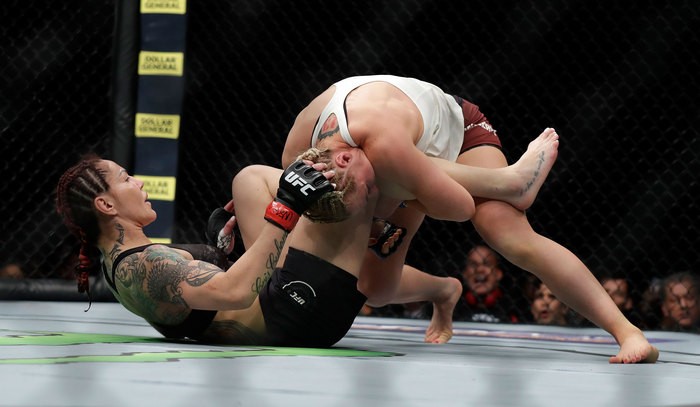 UFC 222. Киборг нокаутировала россиянку, Ортега разбил Эдгара - MMA