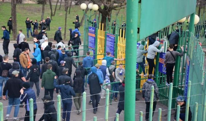 Фанаты Динамо и Мариуполя подрались с полицией - Чемпионат Украины