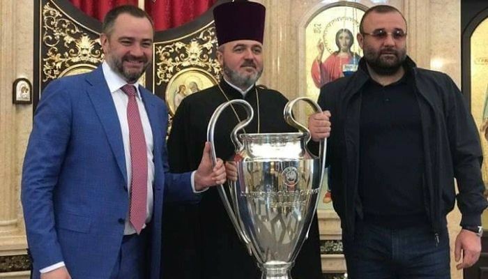 Павелко привез кубок Лиги чемпионов в церковь - Лига чемпионов