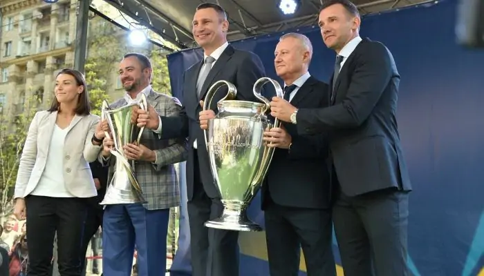 Кличко перепутал трофей Лиги чемпионов с Кубком УЕФА - Лига чемпионов