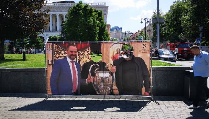 На Майдане посмеялись над Павелко, сделав коллаж с кубком Лиги чемпионов - Лига чемпионов