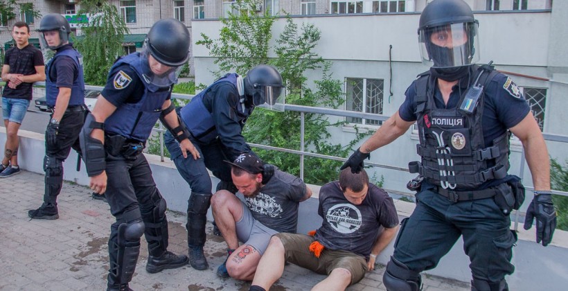 Побиті ультрас та розгромлені патрульні машини. Що сталося на марші в Дніпрі - Футбол