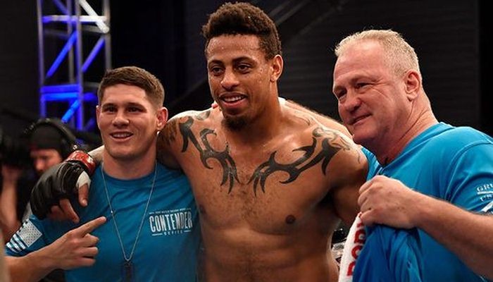 Экс-звезда НФЛ выиграл дебютный бой в ММА быстрым нокаутом - MMA