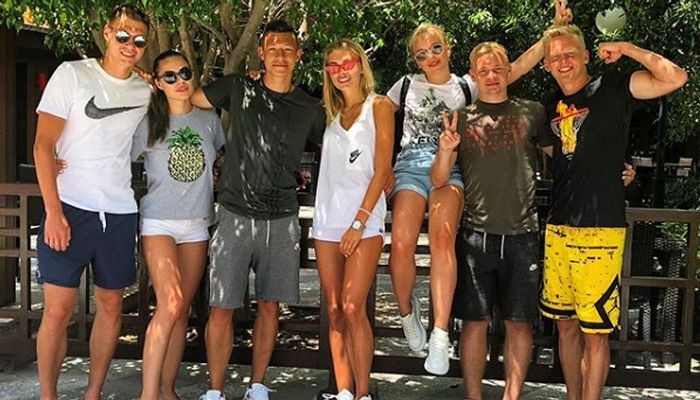 "Мои чики". Зинченко проводит отпуск в компании девушек игроков Шахтера - Футбол