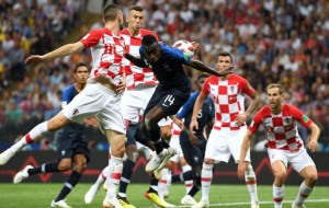 Стоило ли арбитру назначать пенальти за игру рукой Перишича?