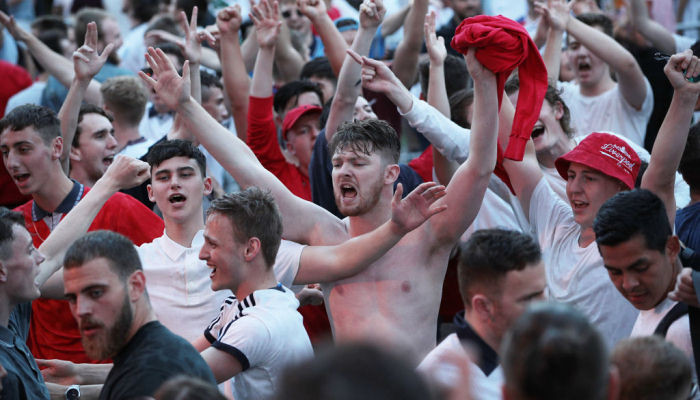 "Mr Lenin, it's England". "Фаны Англии" выкинули человека в мусорный бак - Чемпионат мира-2018