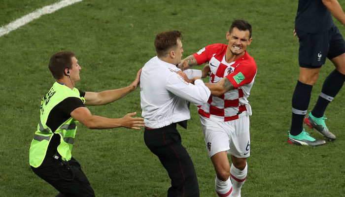 В России отравили активиста, выбежавшего на поле в финале ЧМ-2018 - Чемпионат мира-2018