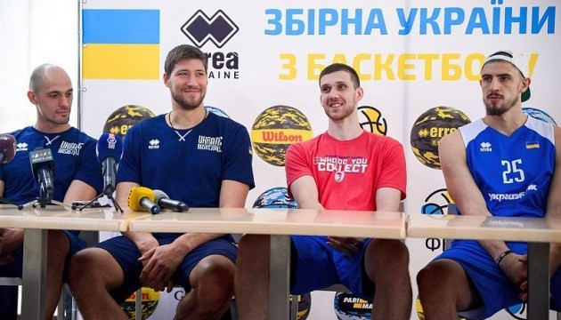 На автограф-сессию сборной Украины пришли более 300 фанатов - Сборные команды по баскетболу