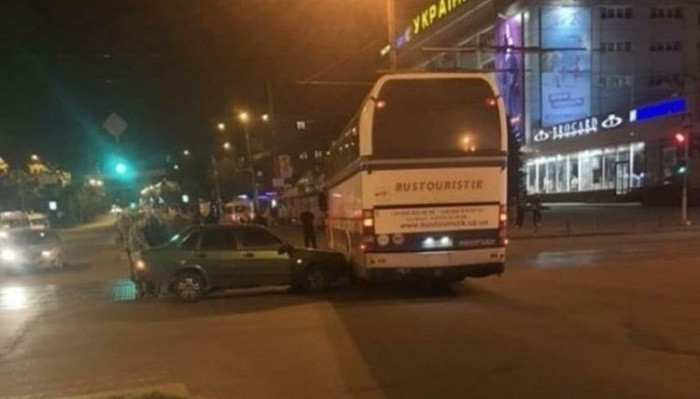 В Запорожье ВАЗ столкнулся с автобусом молодежной сборной Андорры - Другая сторона