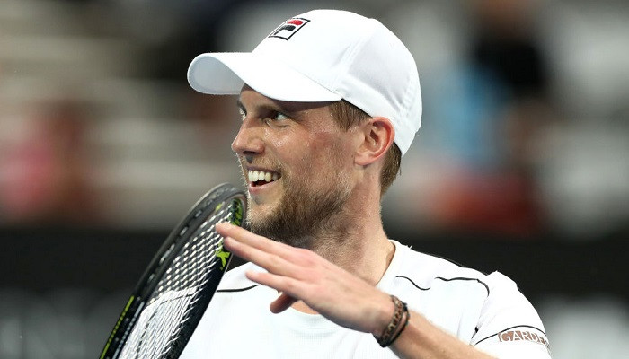 Итальянец Сеппи передал полотенце жене во время дождливого перерыва на Australian Open - Australian Open