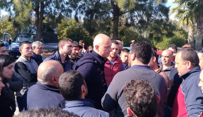 Фермеры в знак протеста заблокировали игроков Кальяри на тренировочной базе - Другая сторона