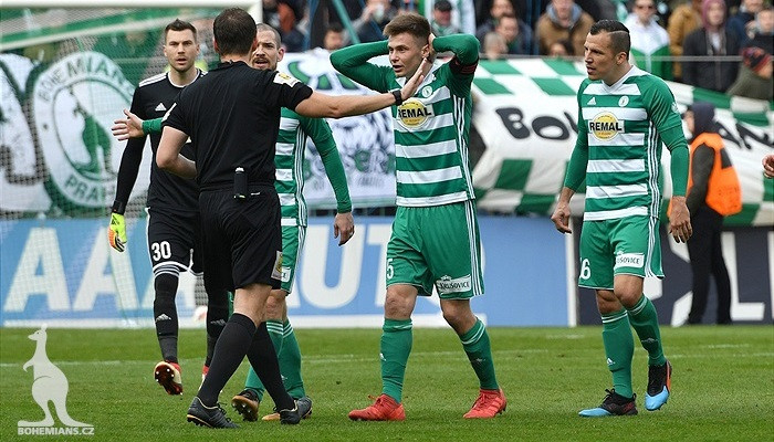 VAR в Чехии: судья отменил гол и поставил пенальти в ворота забившей команды - Футбол