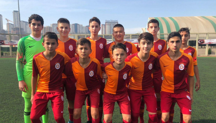 Футболист Галатасарая U-14 с помощью симуляции заработал пенальти, а потом специально пробил мимо ворот - Футбол
