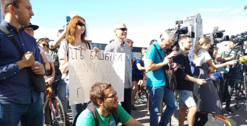 В Киеве прошла акция против президента Федерации велоспорта Украины Башенко - Велоспорт