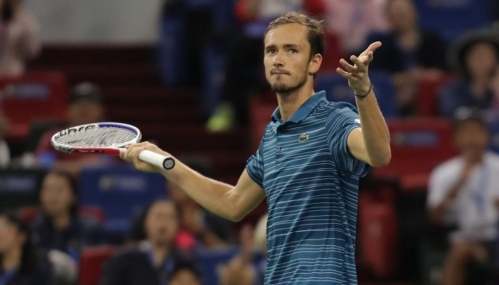 Медведев обыграл Циципаса и вышел в финал шанхайского Мастерса - ATP