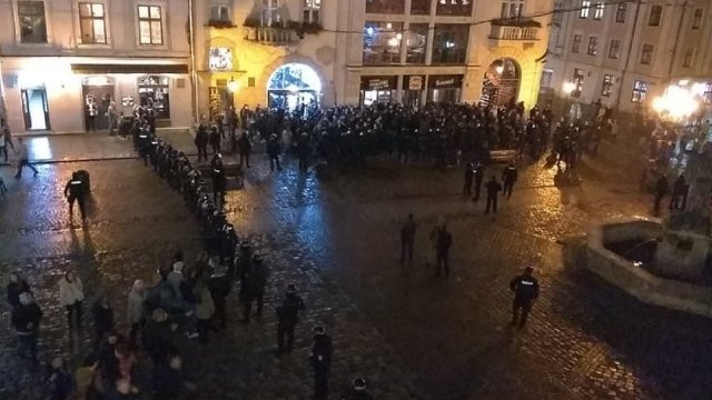 В центра Львова во второй раз подрались футбольные болельщики - Лига Европы