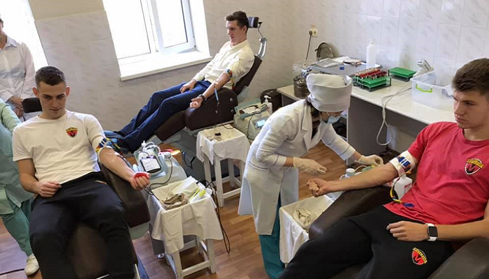Футболисты Металлурга сдали кровь для больных на лейкемию детей - Первая лига Украины