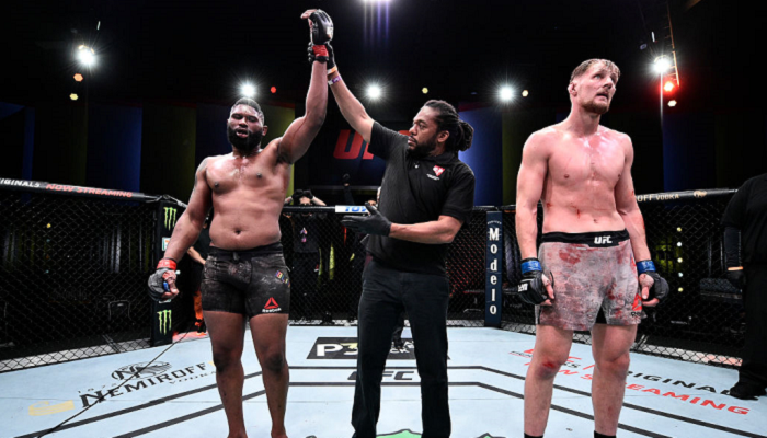 Американец Блейдс победил россиянина Волкова в главном бою UFC on ESPN 11 - MMA
