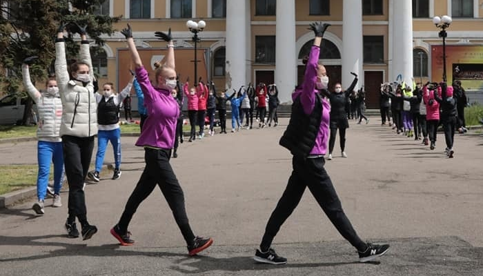 Гимнастки "Школы Дерюгиных" провели тренировку на улице, так как им негде заниматься - Гимнастика