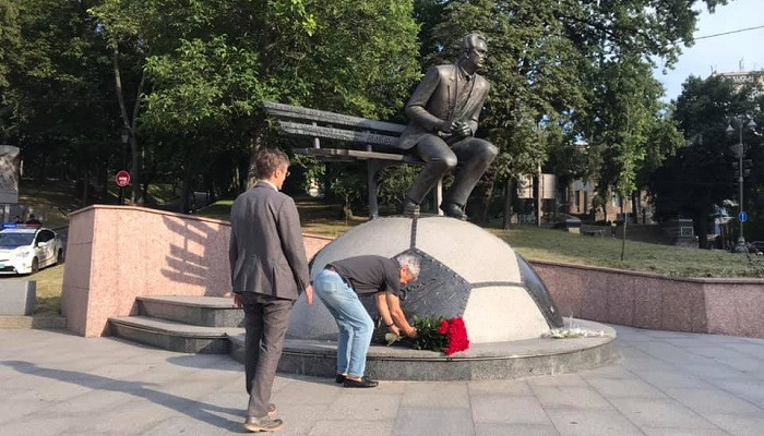Луческу возложил цветы к памятнику Лобановскому в Киеве - Чемпионат Украины