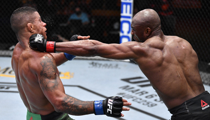 Усман переміг Бернса технічним нокаутом в третьому раунді - MMA