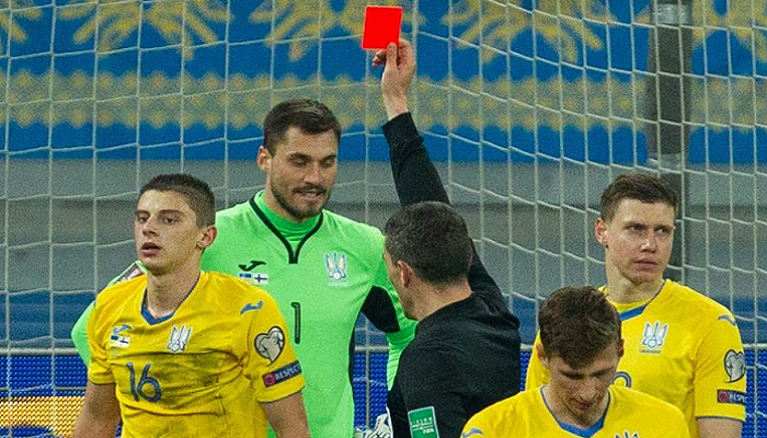 Миколенко стал первым игроком сборной Украины с 2013 года, получившим прямую красную карточку - Чемпионат мира-2022