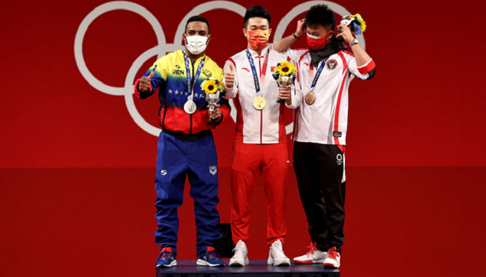 Китаєць Ши Чжиюн зі світовим рекордом виграв золото Олімпіади у важкій атлетиці в категорії до 73 кг - Олімпіада-2020