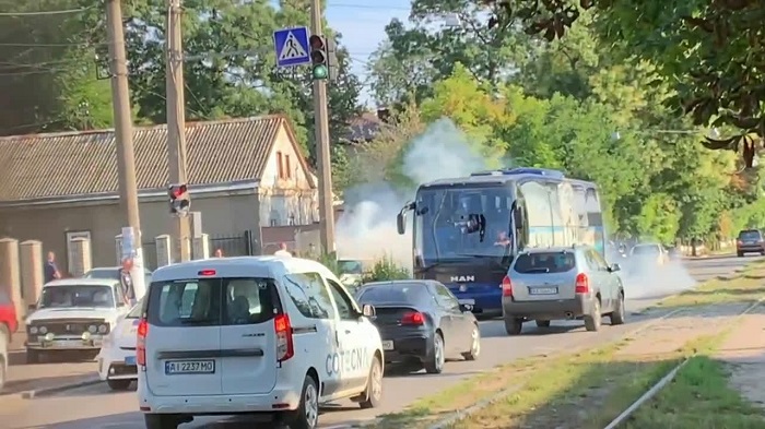Фанаты Черноморца атаковали клубный автобус перед матчем с Александрией (видео) - Чемпионат Украины