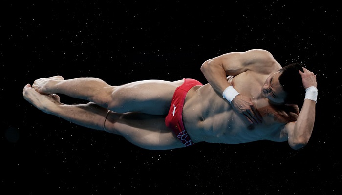 Китаєць Цао Цюань став олімпійським чемпіоном у стрибках у воду з 10-метрової вишки - Олімпіада-2020