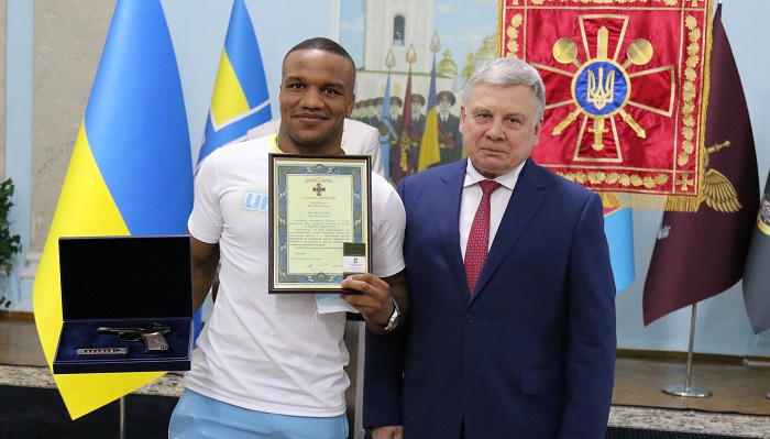 Беленюка підвищили у військовому званні та привітали нагородною зброєю - Олімпіада-2020