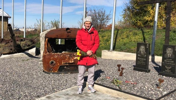 Новичок Краматорска Грачев возложил цветы к Монументу воинам АТО. Ранее он играл в России - Вторая лига Украины
