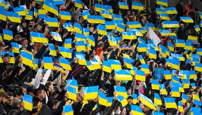 Во время матча с Англией украинские болельщики споют песню и запустят в небо бумажные самолетики - Евро-2024