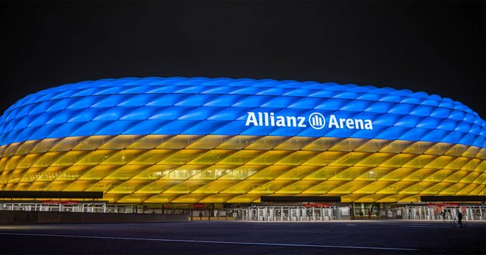 Альянц-Арену та Ейфелеву вежу підсвітили у кольорах українського прапора