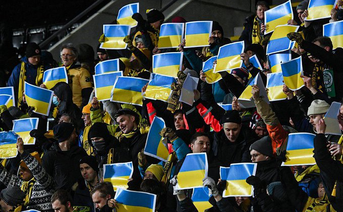 Украинские флаги и баннера. Фанаты Буде-Глимт и загребского Динамо поддержали Украину - Лига Европы