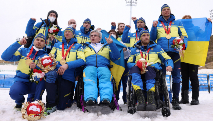 Сборной Украины запрещали выйти на церемонию закрытия Паралимпиады-2022 в масках со словом "мир" - Олимпиада 2022