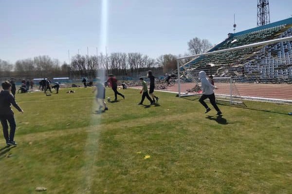 На разрушенном стадионе в Чернигове провели футбольный матч - Футбол
