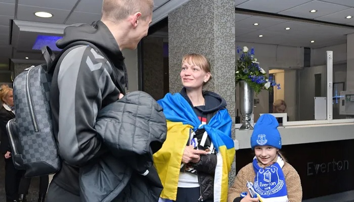 Миколенко встретился с семьей украинских беженцев - Чемпионат Англии