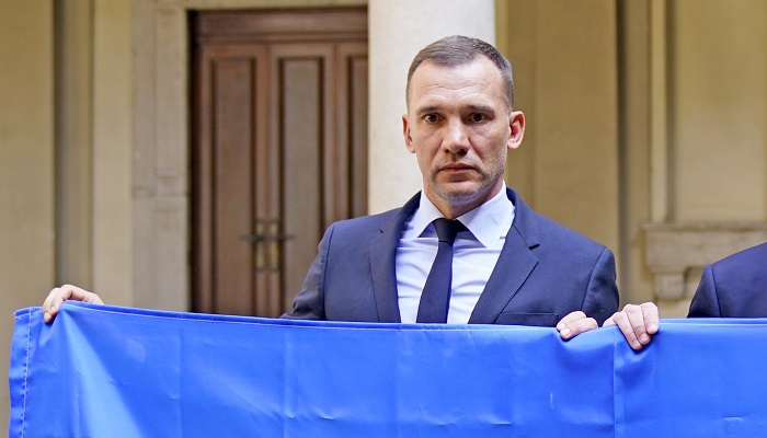 Шевченко встретился с семьями украинских ультрас Трибуны Героев и пожертвовал проекту 400 тисяч гривен - Другая сторона